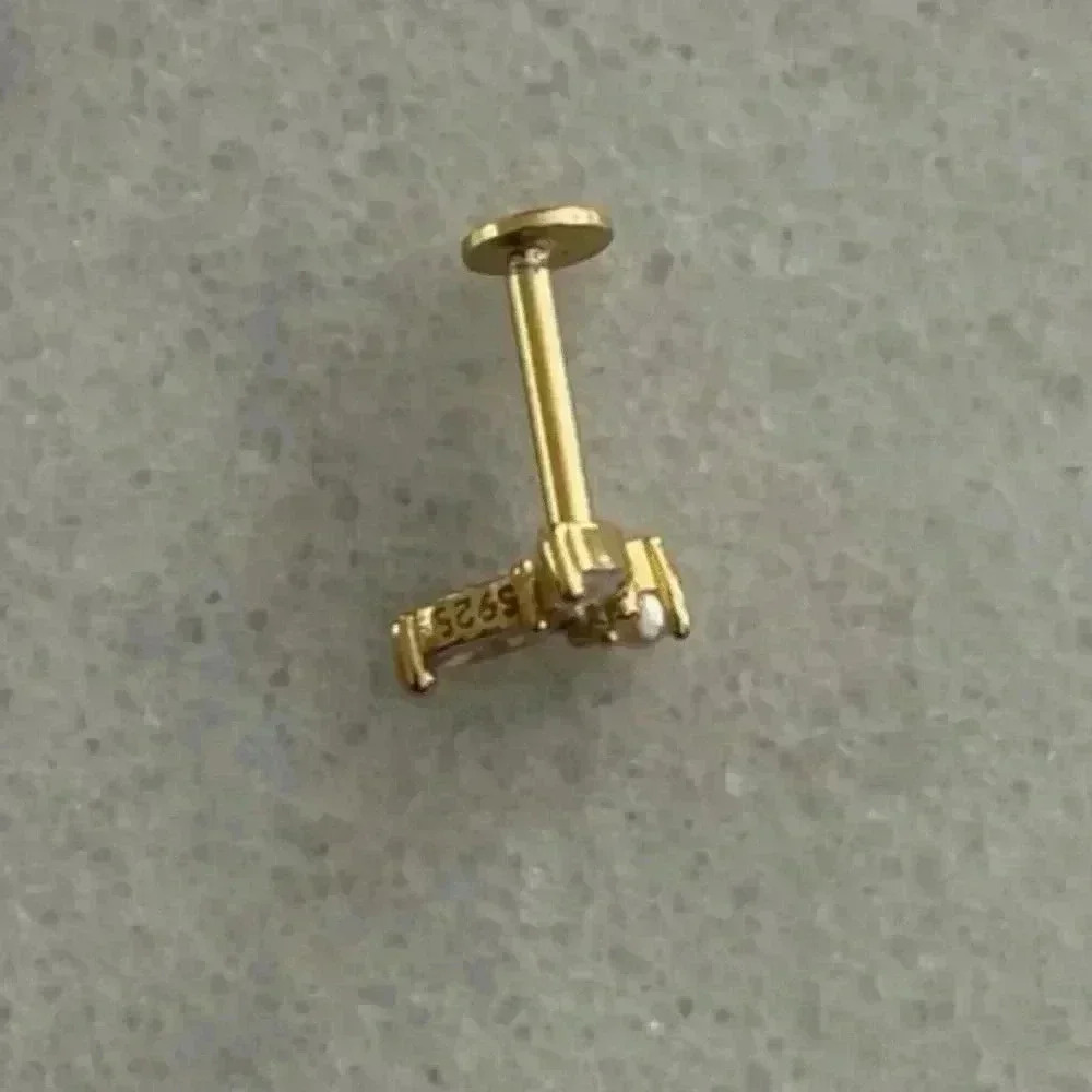 18k Gold Crystal Leaf Pearl Cartilage Earring
Brand New - Picture 2 of 5